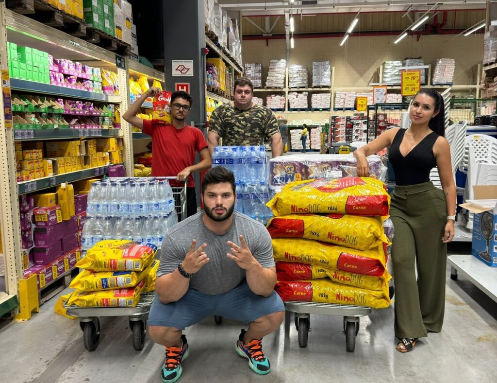 Renan Falcão e Thayna Rodrigues fazendo compras